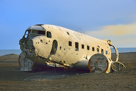 飞机残骸搁浅背景图片