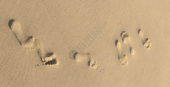 海边黄沙上的脚印图片