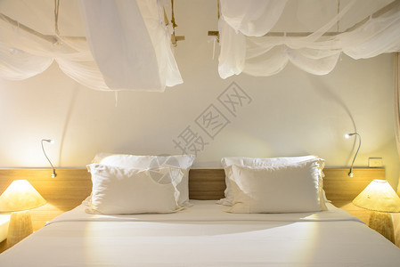 在一间现代卧室的白色枕头图片