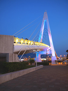 码头之夜的桥图片
