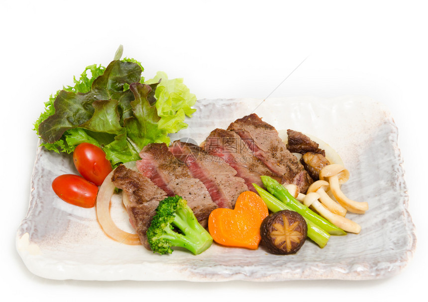 日本神户松阪牛肉排装饰品与餐厅白板上的蔬菜配饰牛肉图片