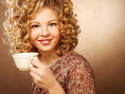 美丽的微笑的女士喝咖啡图片