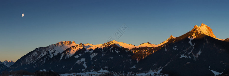 冬季有灯峰的山脉全景图片