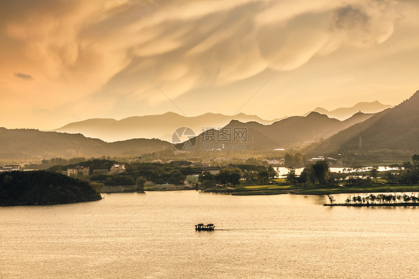 夕阳下的雁栖湖图片