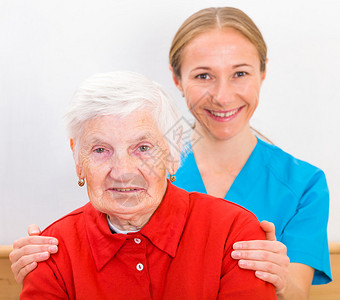老年妇女与照顾者的照片请图片