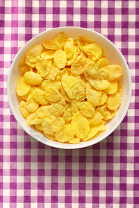 白碗里的黄色玉米片图片