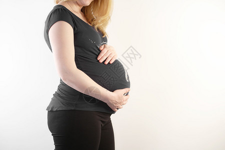孕妇触摸她的肚子在图片