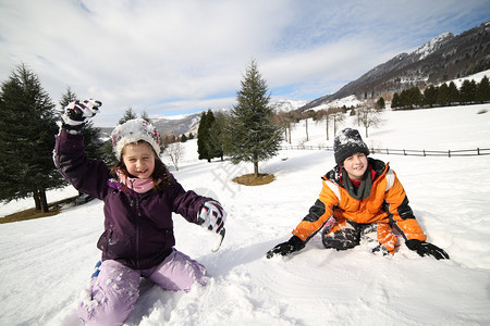 哥和妹在冬季山上雪中玩图片