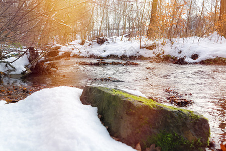 冬天的小溪在有图片
