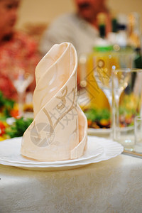 婚礼派对的节日餐桌布置图片