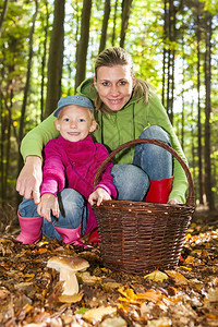 母亲和女儿在采蘑背景图片