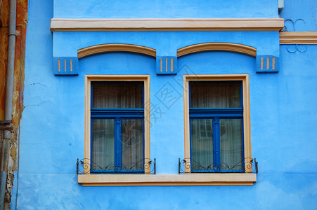 带窗户的旧建筑立面细节图片