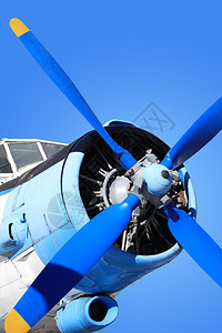 用螺旋桨对蓝天关闭旧飞机引擎与背景图片