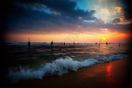 在斯里兰卡加勒附近日落时的传统矮图片