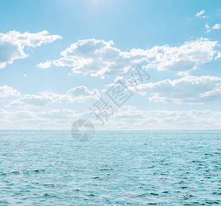 淡蓝色的大海和多云的天空图片