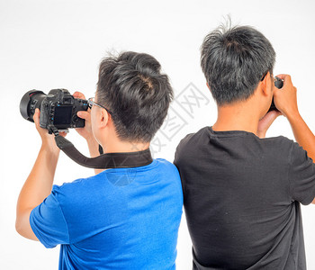 两个摄影师在反方向拍摄照片图片