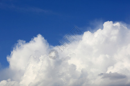 在有云的美图片