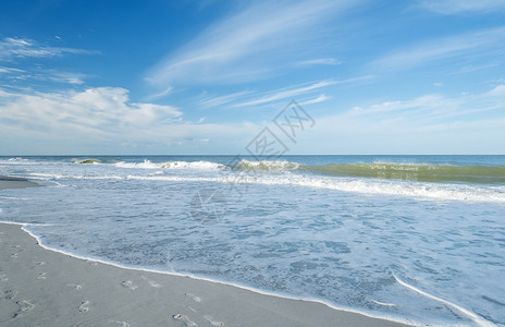 空旷的海滩的广角视图图片
