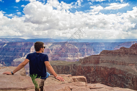 欣赏大峡谷风景的男人背景图片