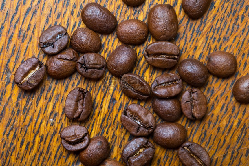 咖啡豆背景美丽的深咖啡豆在近距离拍摄图片