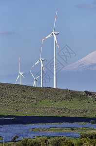 ITALY西里卡塔尼亚省农村年生能源涡轮机和太阳能电池板背景为伏尔图片