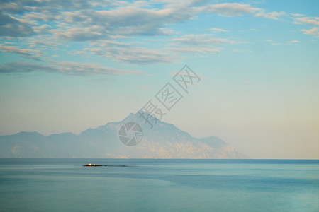 清晨的海景山峦蓝天图片