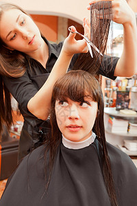 在沙龙创建发型美发师室内拍摄图片