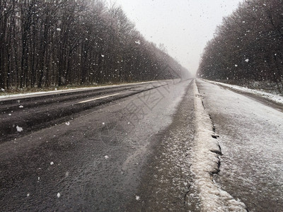 冬天的雪地公路图片