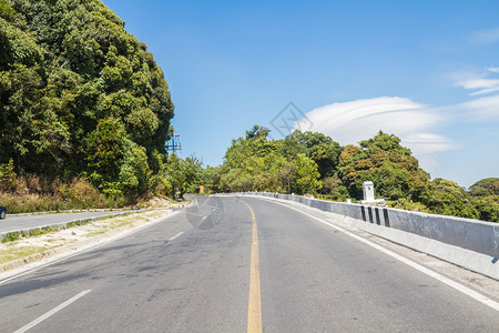通向山顶和蓝天的道路沥青泰国图片
