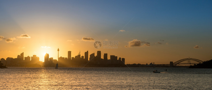 在美好的日落期间的悉尼市图片