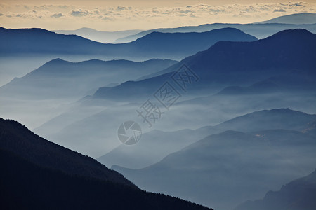 朦胧天气中的高山景观图片