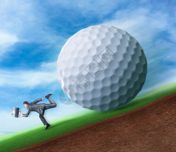 从大高尔夫球跑来的商人图片