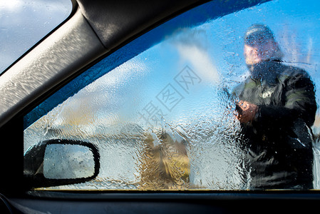 水滴在车窗上从车内看图片