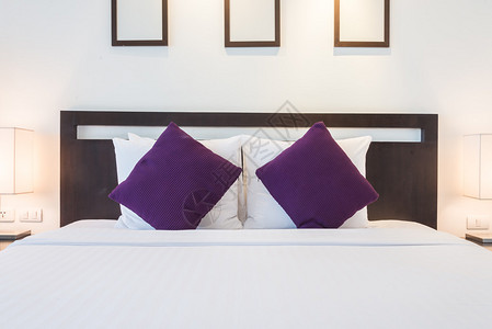 酒店房间卧室床上的枕头图片