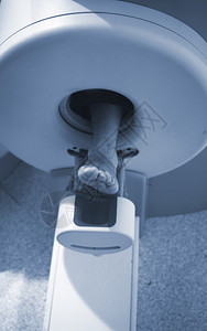 病人在完全开放的高空磁共振图像MRI扫描仪CAT扫图片