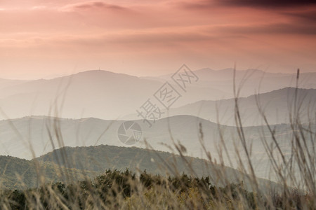 山上色彩斑斓的夕阳图片