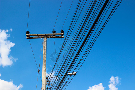 蓝天背景的电线杆和电线图片