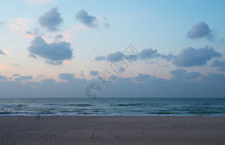 清晨空荡的海边和海鸥的叫声图片