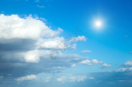 在蓝天背景的云彩图片