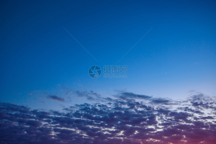 蓝天上的小云夕阳图片