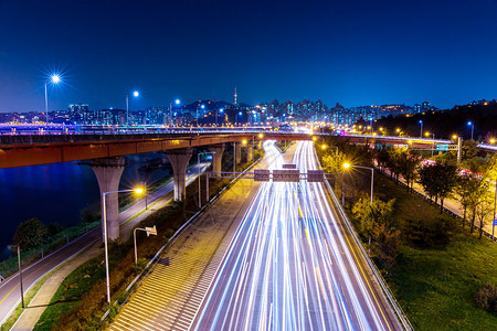 首尔夜间高速公路上车辆的光迹图片