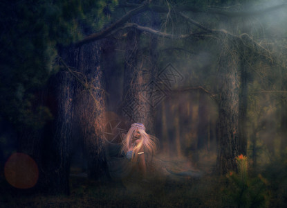 说明3D变形女人在黑暗的森图片