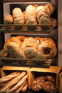 面包店架子上各种新鲜烤面包图片
