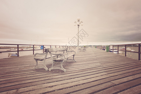 空荡的夏季港口长凳图片