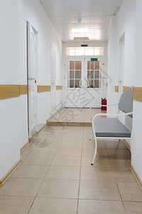 医院走廊房间的内部图片