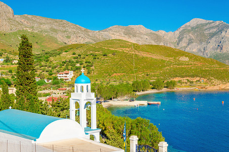 希腊群岛有海湾的希腊教堂蓝图片