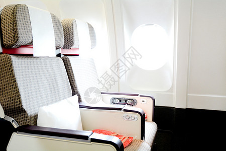 两座椅子和窗户的商用客飞机内侧两座位和窗户概图片
