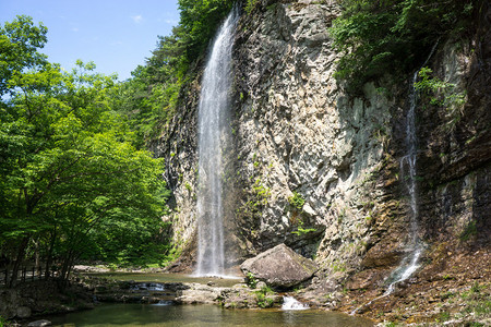 韩国淳昌江川山的炳峰瀑布背景