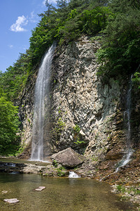 韩国淳昌江川山的炳峰瀑布背景