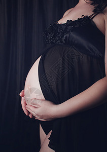 怀孕妇的美丽肚子孕妇正在图片